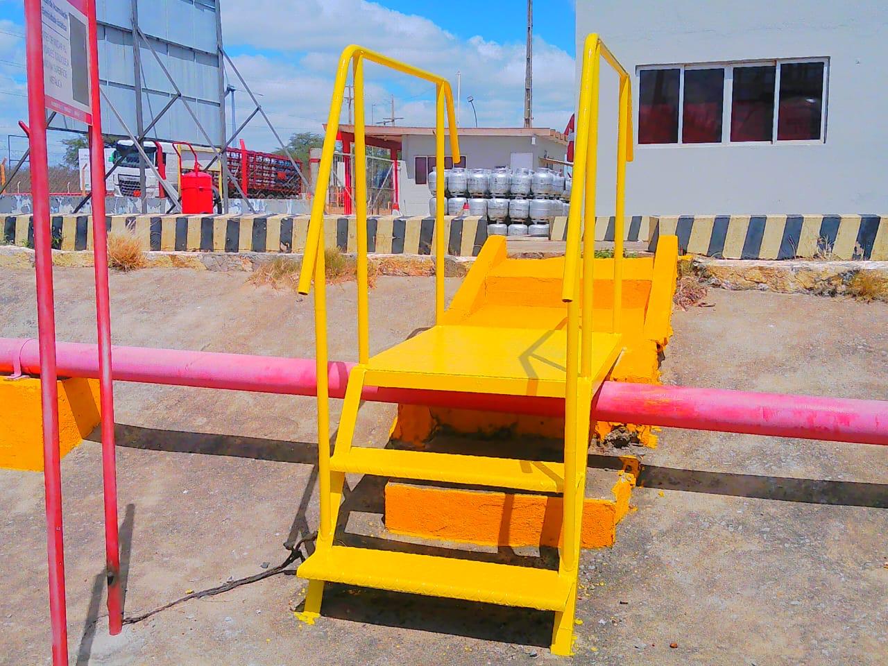 Plataforma industrial instalada entre tubulações e equipamentos