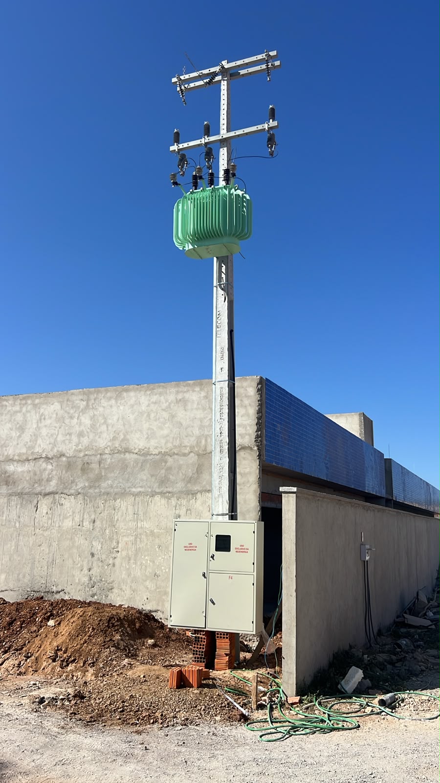 Transformador instalado em poste de distribuição elétrica