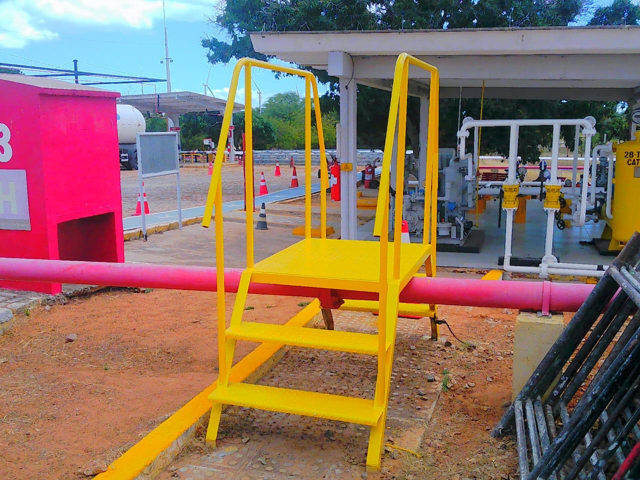 Área externa de instalação industrial com tubulações, válvulas e equipamentos de processo